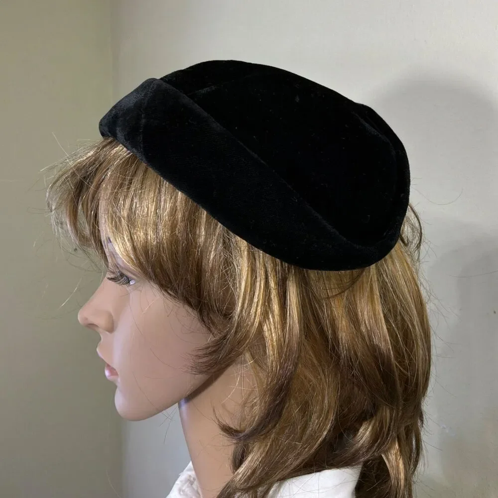 VINTAGE WOMEN'S OS VELOUR FASCINATOR HAT BLACK wired edges to mold to fit .
